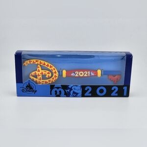 Disney Store 2021 MICKEY & MINNIE Collectible Key - NIB
